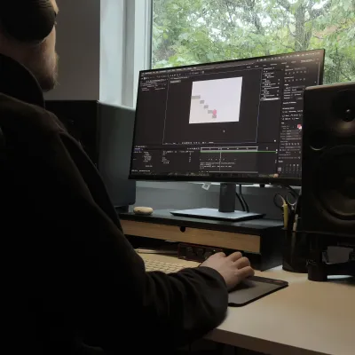 Billede af en person foran en computer